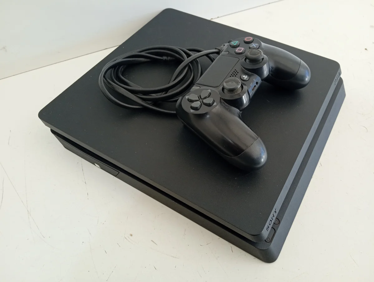 Foto 3 de Juego Electronico Ps4 Marca Sony Modelo Cuh2115b Disco Duro 1.000 Gb Con Control Sin Caja Usado En Buen Estado Acc Cable Power