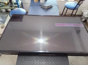 Foto 2 de Televisor Led Convencional De 43 '' Marca Lg Modelo 43lj5000 Usado En Buen Estado Sin Control Sin Caja Acc Con Patitas