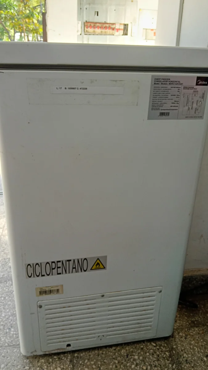Foto 2 de Congeladora / Frezzer Marca Midea Litros 120 Modelo Mdrc142fzg01 Usado En Buen Estado Acc Luz Interior