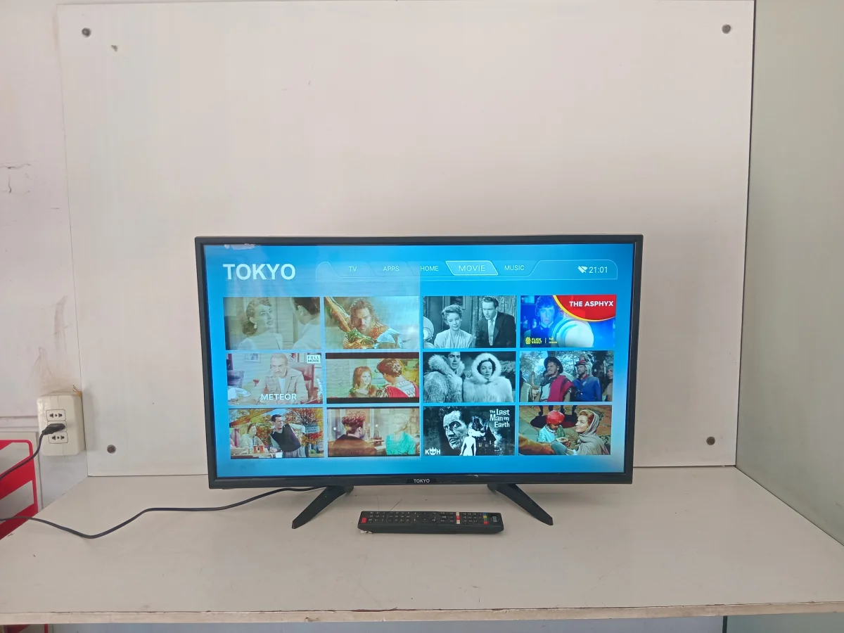 Televisor Led Smart De 32 '' Marca Tokyo Modelo Tvtoksf32sm-N Con Control Usado En Buen Estado Acc ControlPar De Patitas