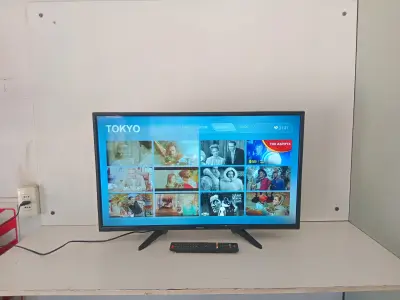 Televisor Led Smart De 32 '' Marca Tokyo Modelo Tvtoksf32sm-N Con Control Usado En Buen Estado Acc ControlPar De Patitas