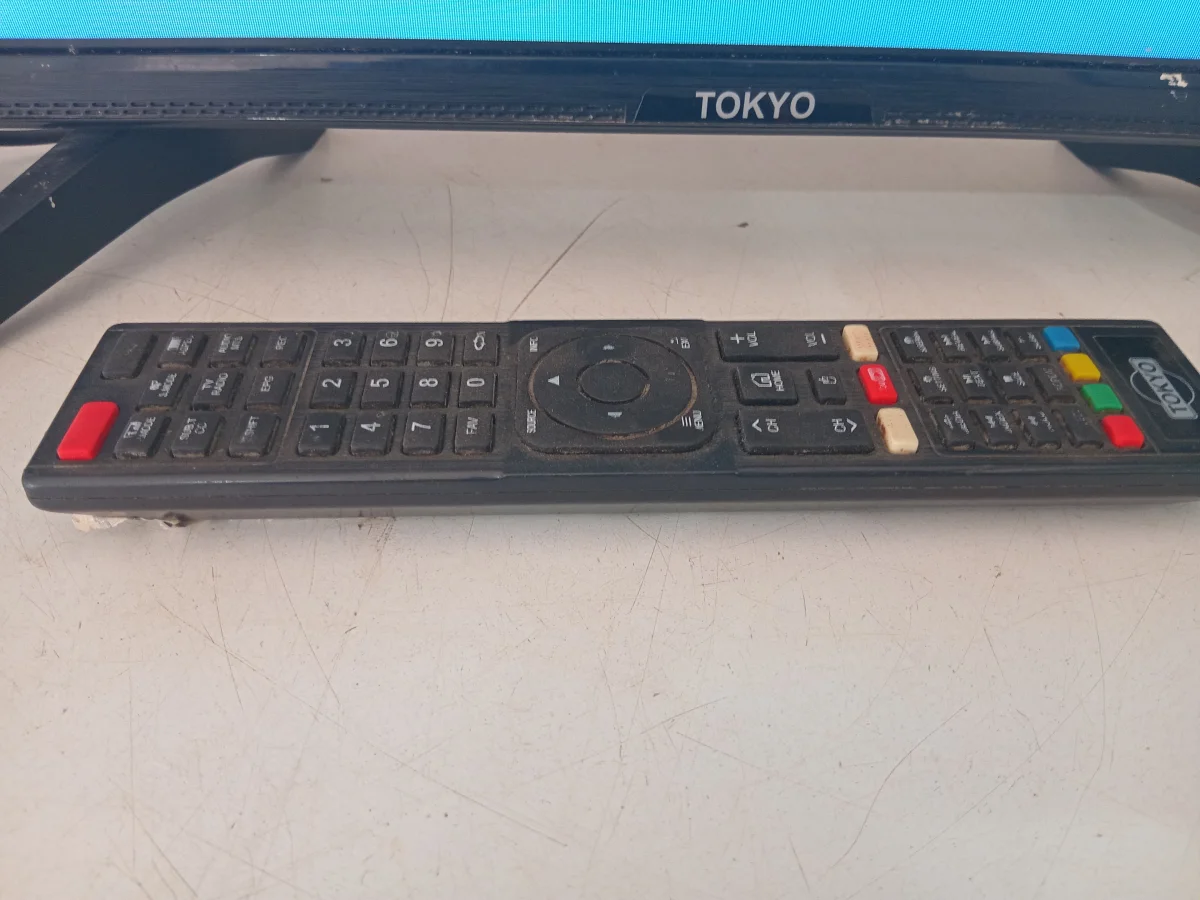 Foto 2 de Televisor Led Smart De 32 '' Marca Tokyo Modelo Tvtoksf32sm-N Con Control Usado En Buen Estado Acc ControlPar De Patitas