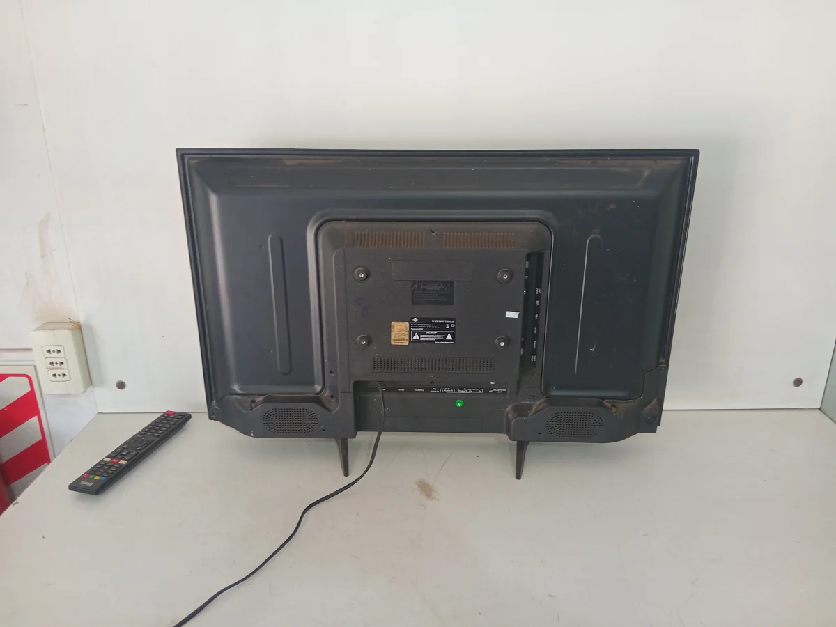 Foto 3 de Televisor Led Smart De 32 '' Marca Tokyo Modelo Tvtoksf32sm-N Con Control Usado En Buen Estado Acc ControlPar De Patitas