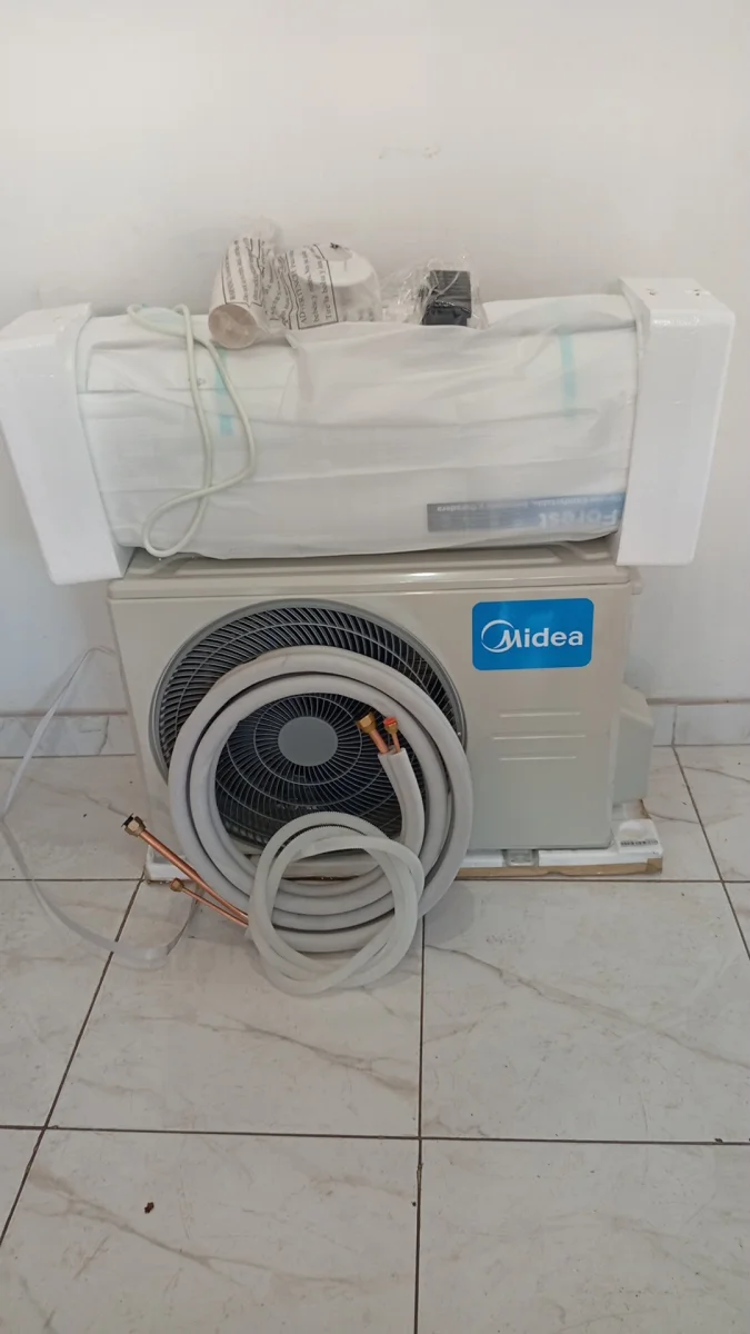 Aire Acondicionado Tipo Split Marca Midea Potencia Btu 12.000 Con Kit Instalacion Con Control Modelo Msafb-12hrn1 Nuevo Sin Uso Con Caja Acc No Tiene