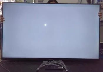 Foto 2 de Televisor Led Smart De 43 '' Marca Samsung Modelo Au7090 Con Control Usado En Buen Estado Acc PatitasEn CajaSoporte Sin Barra