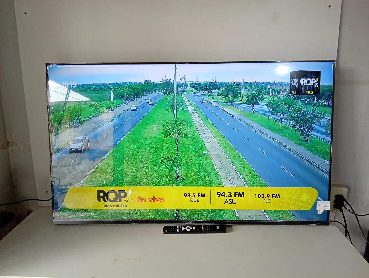Foto 2 de Televisor Led Smart De 50 '' Marca Jam Modelo 50gfuisb Con Control Usado En Buen Estado Acc Cbale Power