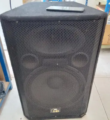 Caja De Sonido Amplificada Marca Mb Modelo Sk-5p-Eq Sin Control Usado En Buen Estado Acc: No Tiene Comentario: Con Pequeños Detalles En El Alfombrado