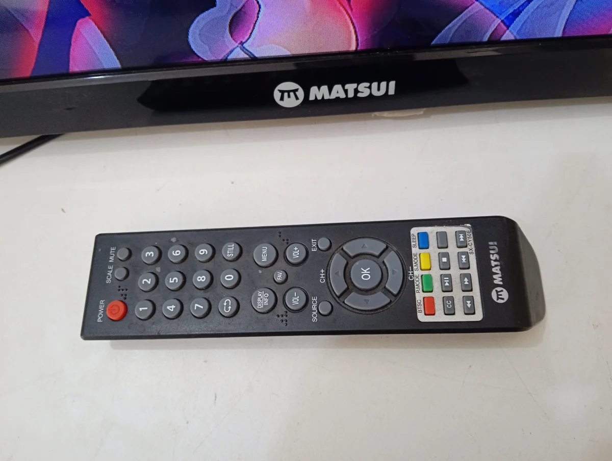 Foto 2 de Televisor Led Convencional De 43 '' Marca Matsui Modelo No Tiene Usado En Buen Estado Con Control Con Caja Acc Sin Patitas