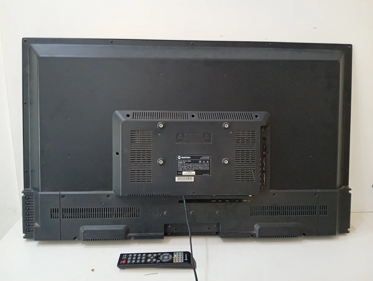 Foto 3 de Televisor Led Convencional De 43 '' Marca Matsui Modelo No Tiene Usado En Buen Estado Con Control Con Caja Acc Sin Patitas