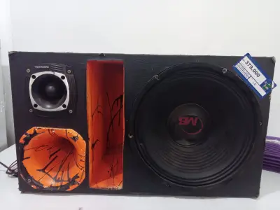 Caja C/ Parlantes Para Auto Usado En Buen Estado Acc: Buffer Corneta Twistter Comentario: Tapizado Negro