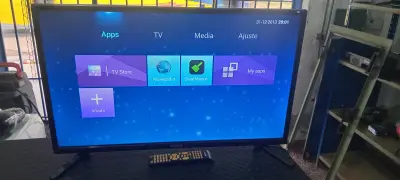 Televisor Led Smart De 32 '' Marca Midas Modelo Md-Tvs32m Con Control Usado En Buen Estado Acc Par De PatitasControl