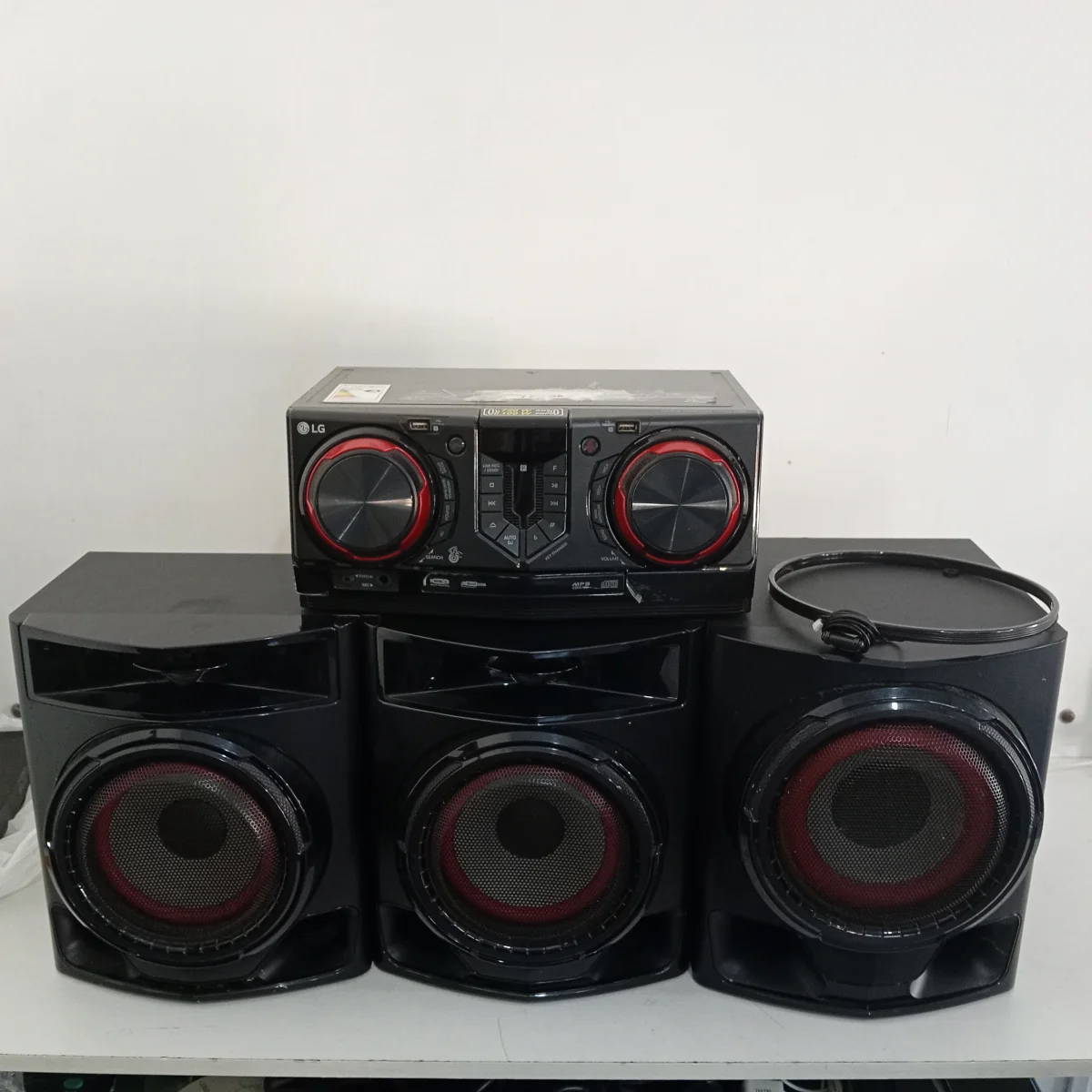 Equipo De Sonido Marca Lg Con Control Modelo Cj 45 Usado En Buen Estado Acc Con 2parlantes 1 Boofer Bt . Radio Usb L.Cd