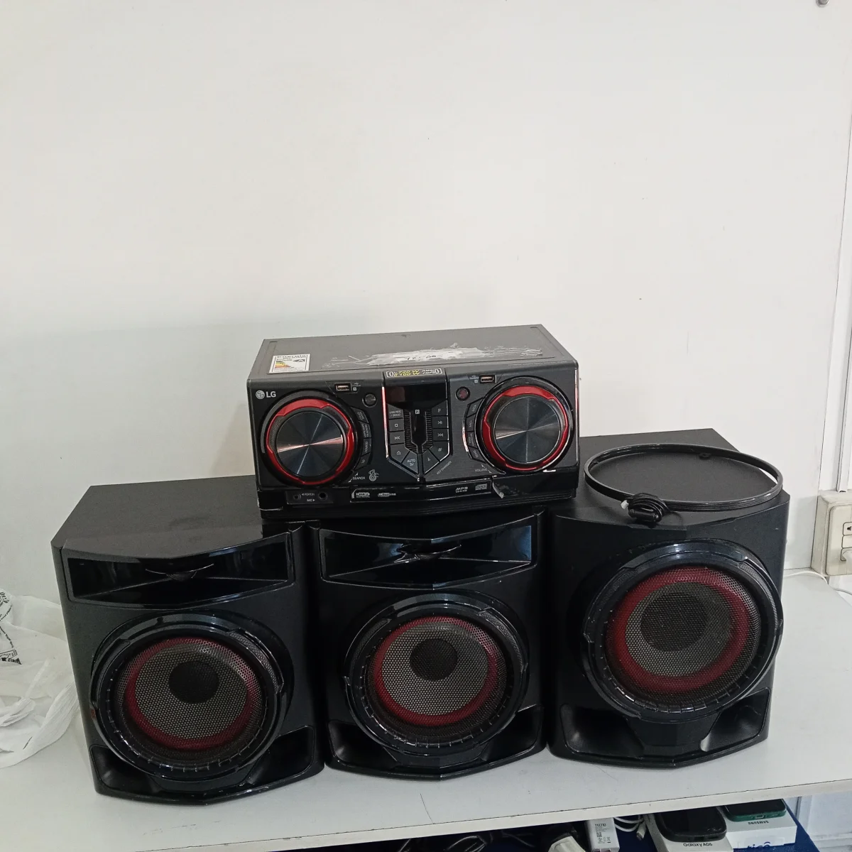 Foto 2 de Equipo De Sonido Marca Lg Con Control Modelo Cj 45 Usado En Buen Estado Acc Con 2parlantes 1 Boofer Bt . Radio Usb L.Cd