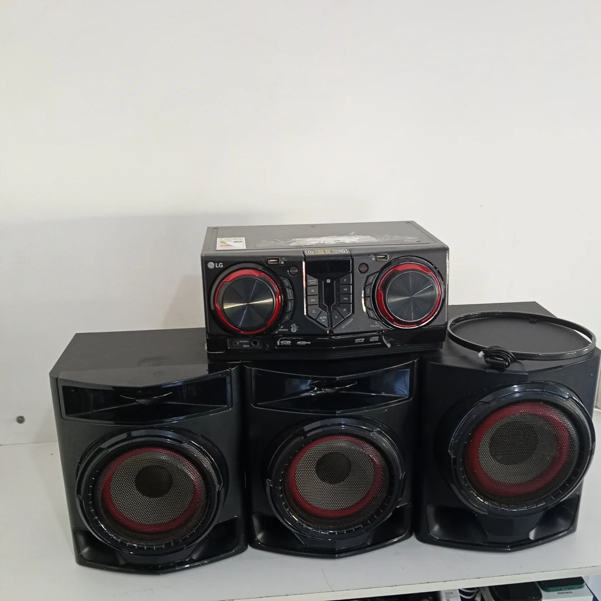 Foto 3 de Equipo De Sonido Marca Lg Con Control Modelo Cj 45 Usado En Buen Estado Acc Con 2parlantes 1 Boofer Bt . Radio Usb L.Cd