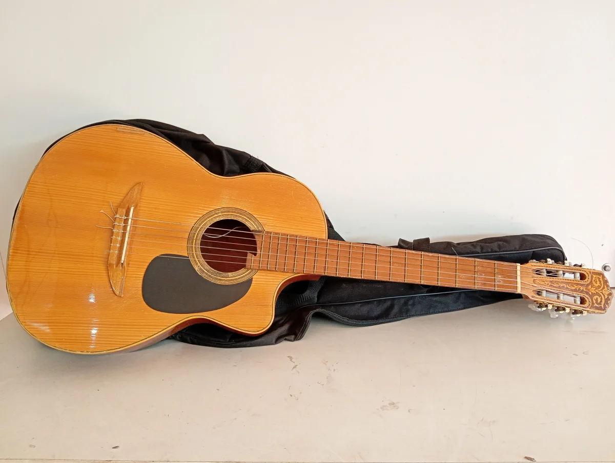 Guitarra Marca Vizcaya Modelo No Tiene Usado En Buen Estado Acc Las 6 CuerdasCon Cable Y Su PlusCon Pila
