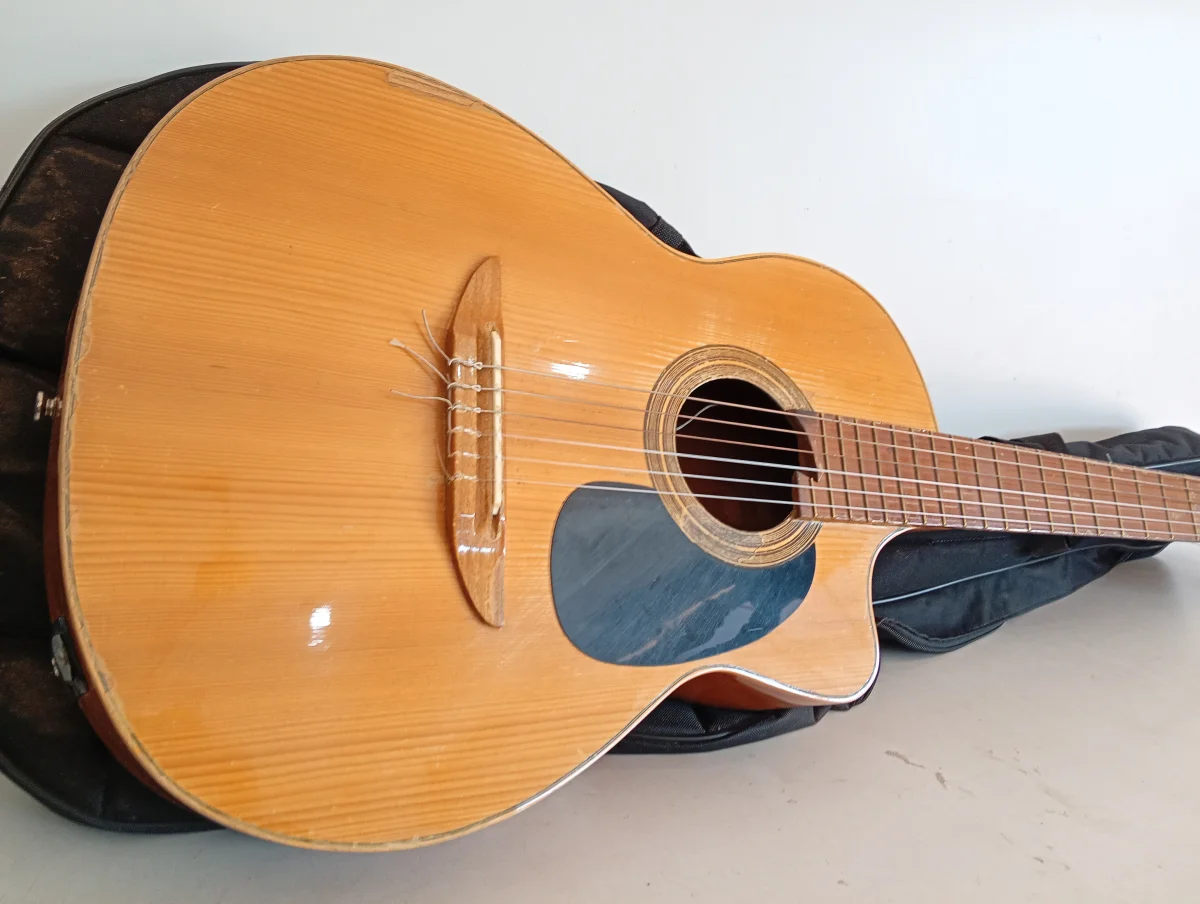 Foto 2 de Guitarra Marca Vizcaya Modelo No Tiene Usado En Buen Estado Acc Las 6 CuerdasCon Cable Y Su PlusCon Pila