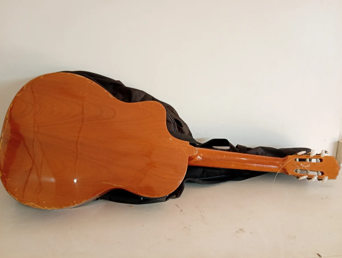 Foto 3 de Guitarra Marca Vizcaya Modelo No Tiene Usado En Buen Estado Acc Las 6 CuerdasCon Cable Y Su PlusCon Pila