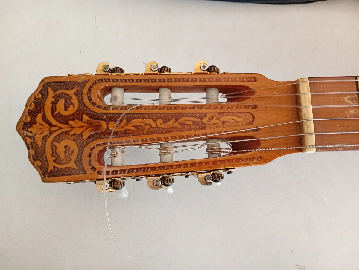 Foto 5 de Guitarra Marca Vizcaya Modelo No Tiene Usado En Buen Estado Acc Las 6 CuerdasCon Cable Y Su PlusCon Pila