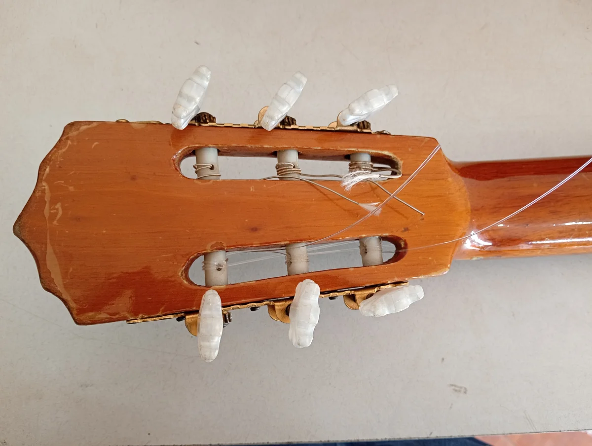 Foto 6 de Guitarra Marca Vizcaya Modelo No Tiene Usado En Buen Estado Acc Las 6 CuerdasCon Cable Y Su PlusCon Pila