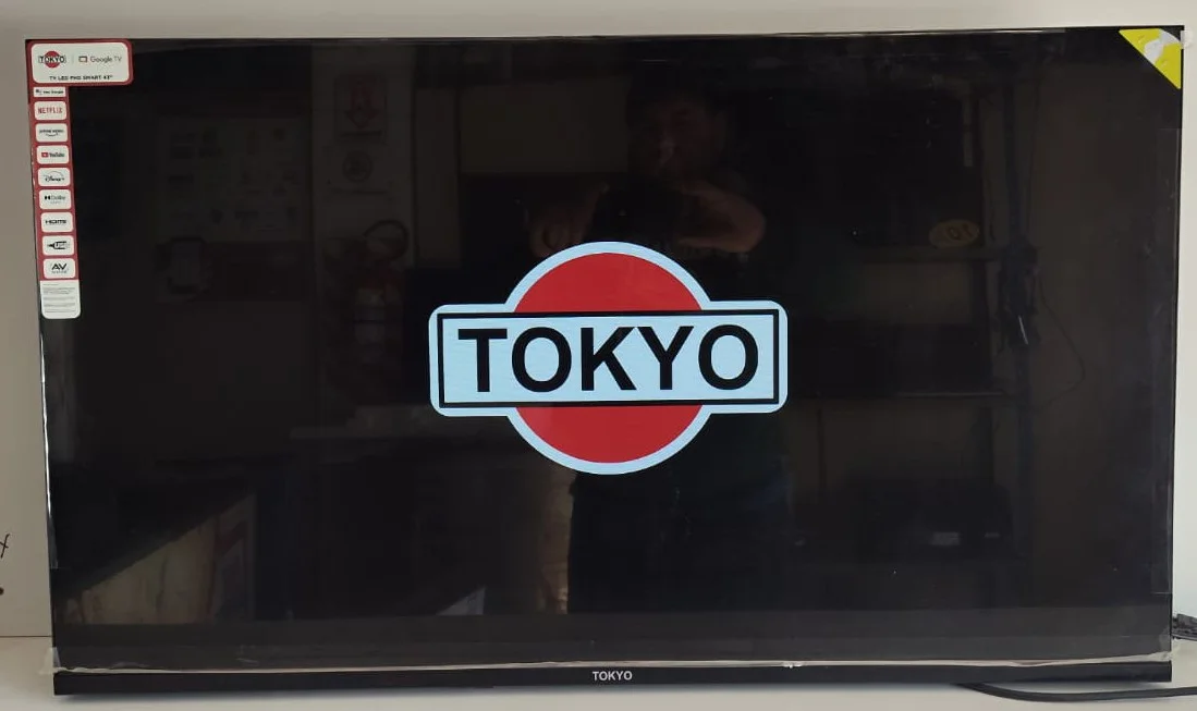 Foto 2 de Televisor Led Smart De 43 '' Marca Tokyo Modelo Tvtokff43gtv Con Control Usado En Buen Estado Acc 2 PatitasCaja Un Poco Estropeada