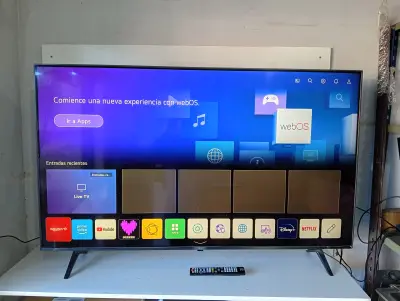 Televisor Led Smart De 55 '' Marca Lg Modelo 55up77006lb Con Control Usado En Buen Estado Acc Cable Power