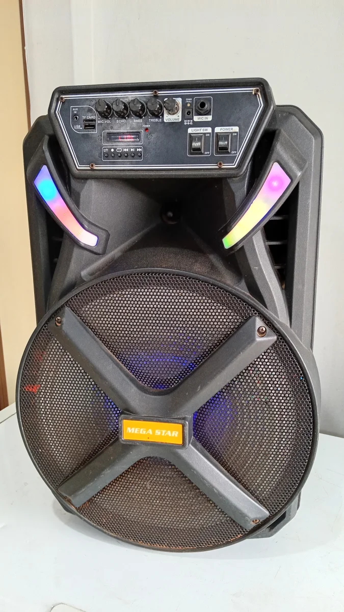 Parlante Portatil Marca Mega Star Modelo Spa15btf Usado En Buen Estado Con Control+Microfono Acc No Tiene