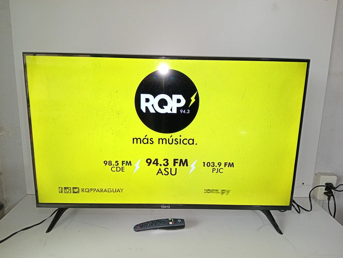 Foto 2 de Televisor Led Smart De 43 '' Marca Tokyo Modelo Tvtokff43wbm Con Control Usado En Buen Estado Acc Patita