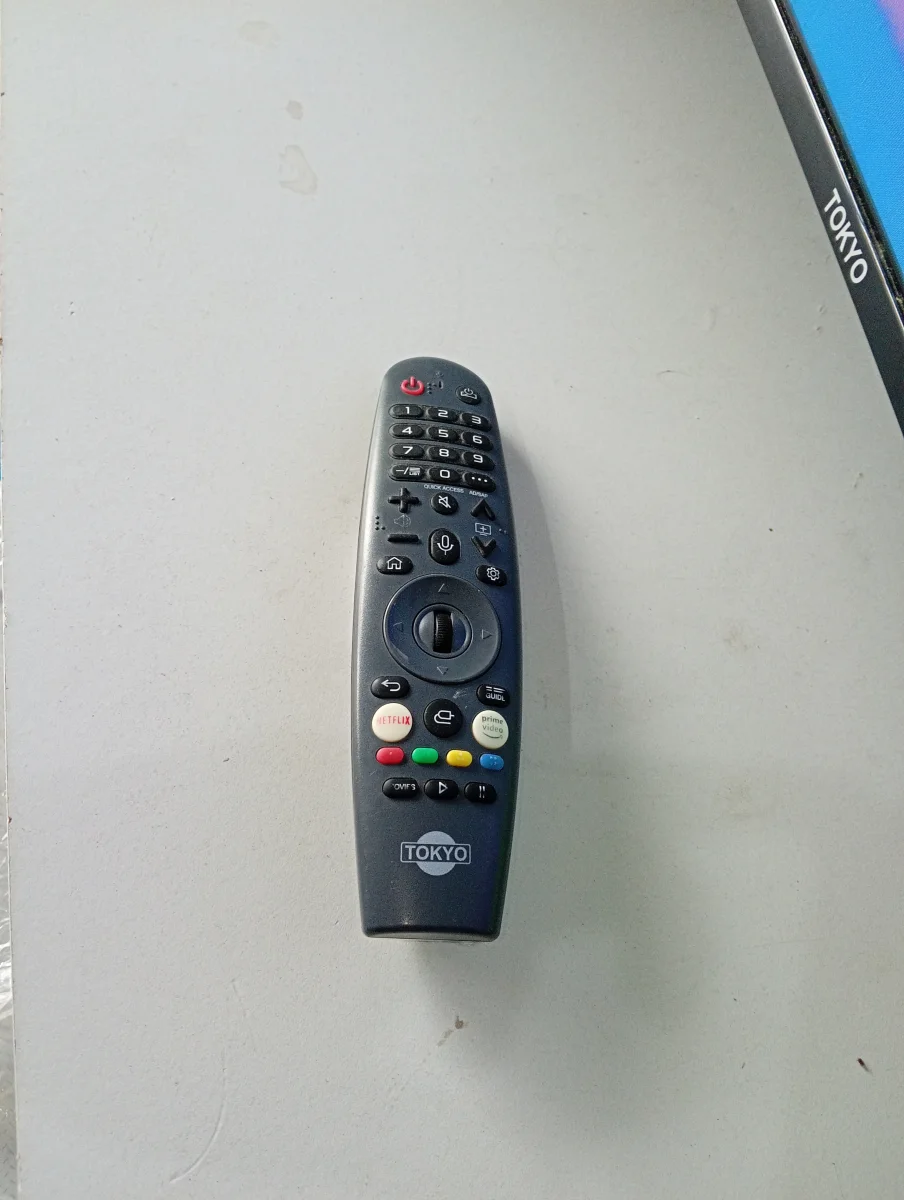 Foto 3 de Televisor Led Smart De 43 '' Marca Tokyo Modelo Tvtokff43wbm Con Control Usado En Buen Estado Acc Patita
