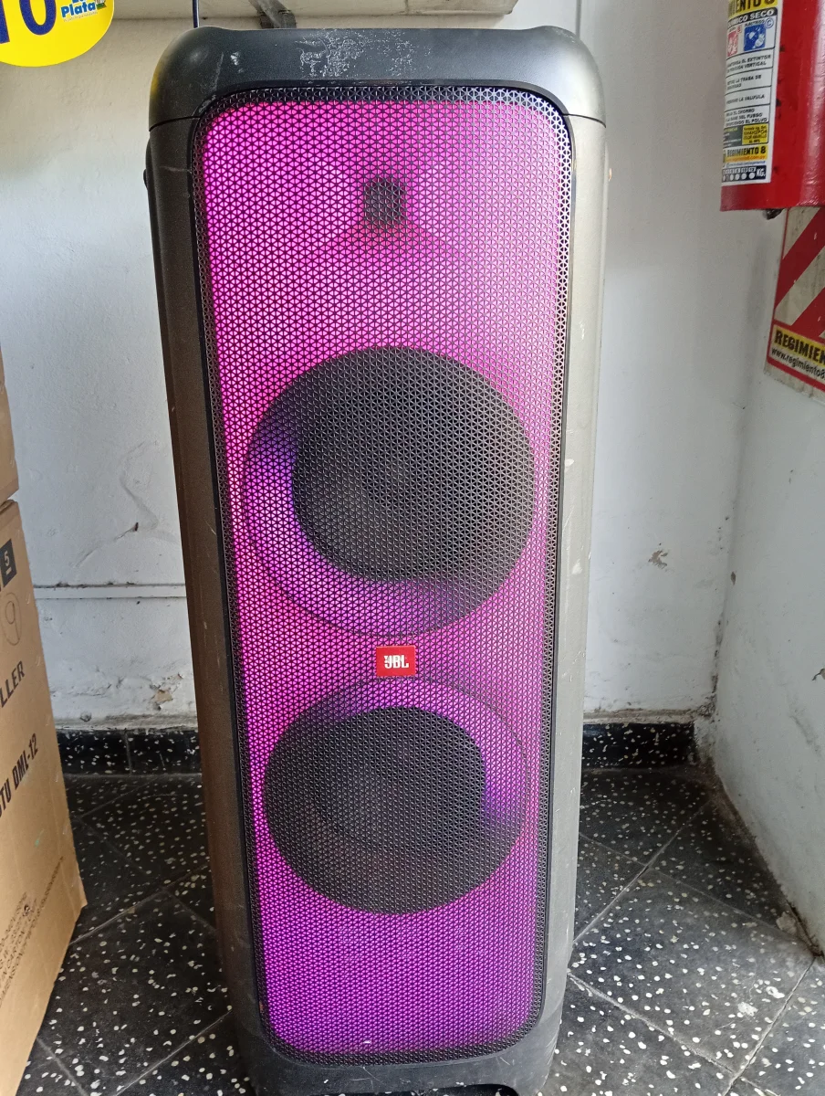 Foto 2 de Parlante Portatil Marca Jbl Modelo Party Box 10000 Usado En Buen Estado Con Cab. Power Acc Con Varios Raspones