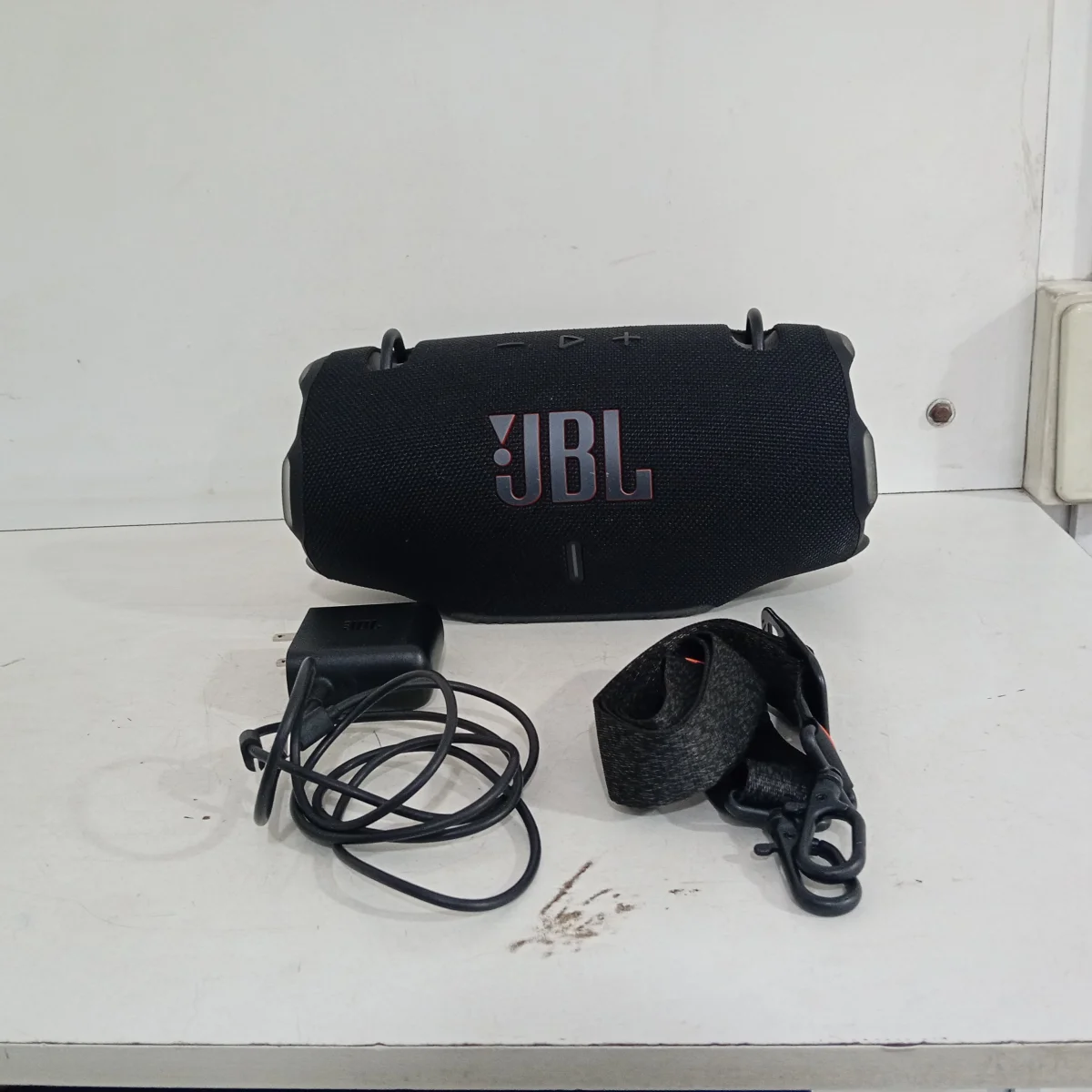 Foto 2 de Speaker Potencia Watts 10 Marca Jbl Sin Control Modelo Xtreme 4 Usado En Buen Estado Sin Caja Acc Con Cinta Colgante Cargador