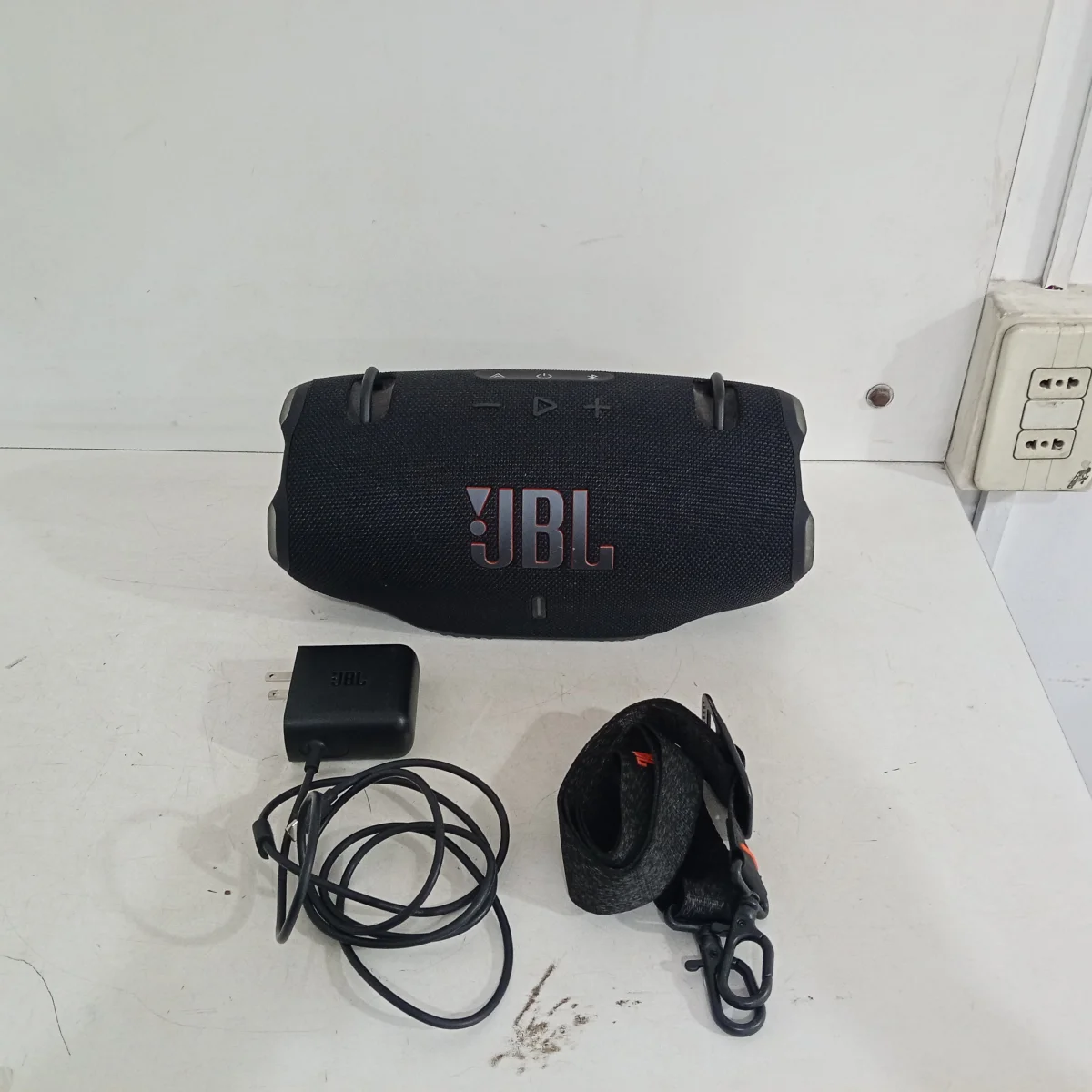 Foto 3 de Speaker Potencia Watts 10 Marca Jbl Sin Control Modelo Xtreme 4 Usado En Buen Estado Sin Caja Acc Con Cinta Colgante Cargador