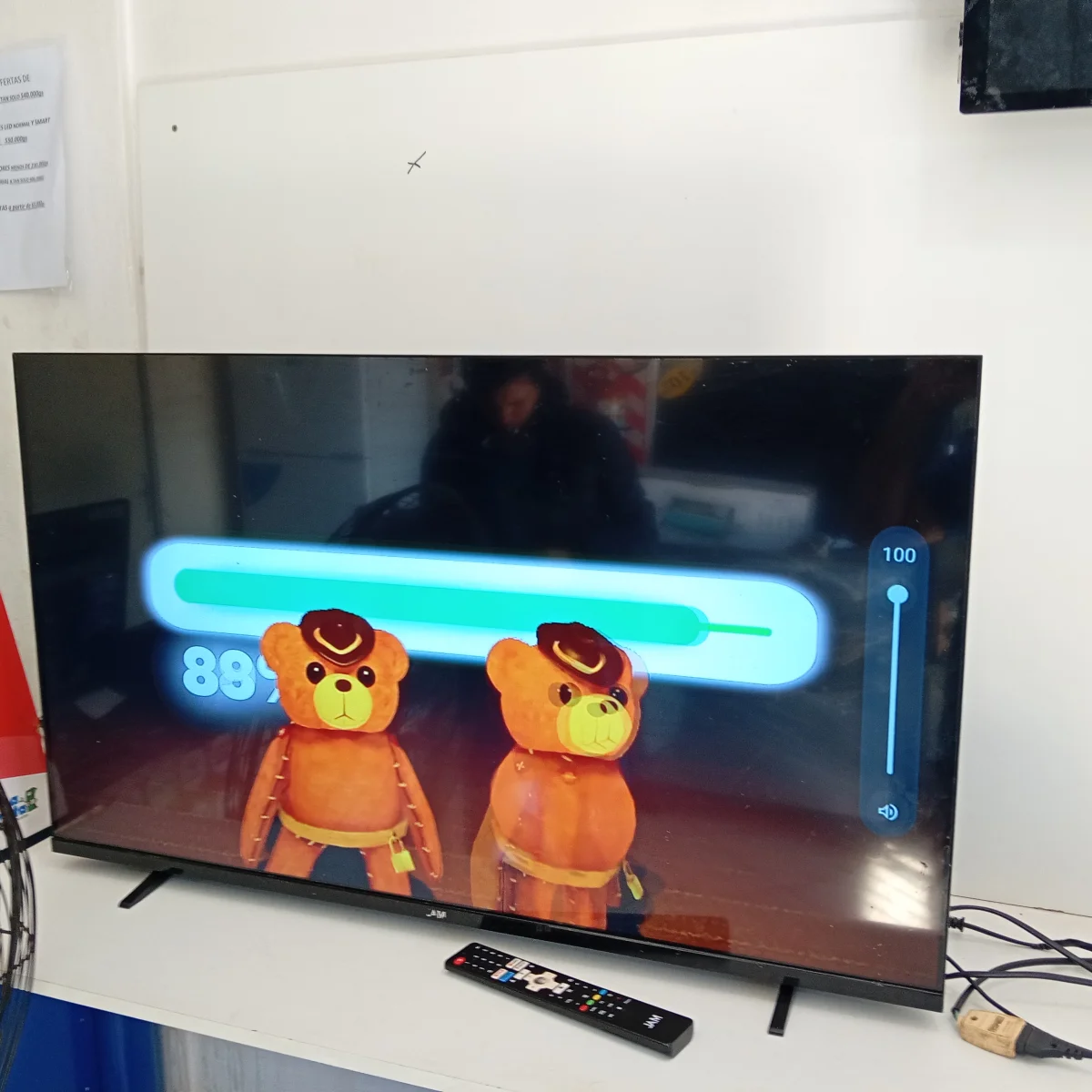 Foto 2 de Televisor Led Smart De 50 '' Marca Jam Modelo Ultrasgtm-50gfs Con Control Usado En Buen Estado Acc Par De PatitasCable Power