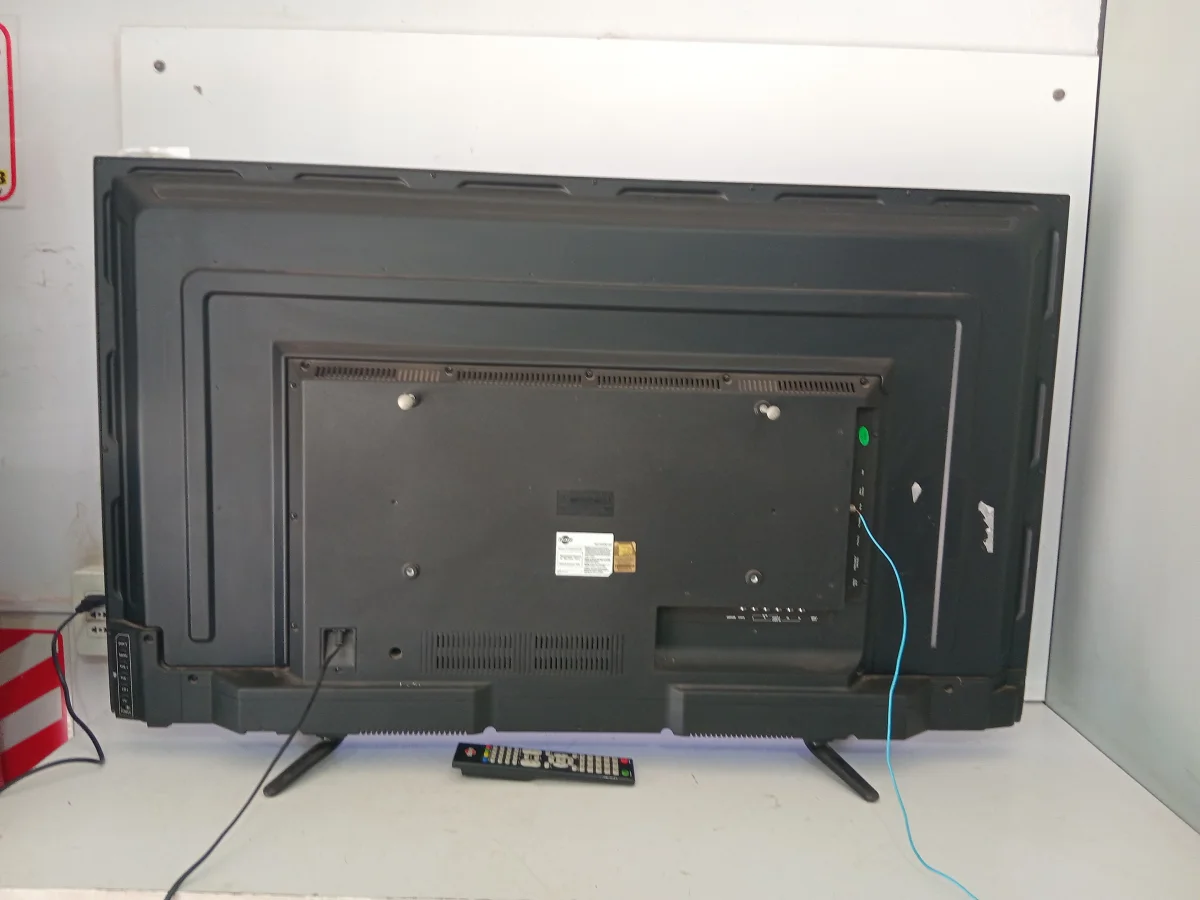 Foto 3 de Televisor Led Convencional De 50 '' Marca Tokyo Modelo Tvtok50ledze9d Usado En Buen Estado Con Control Sin Caja Acc ConntrolPar De Patitas