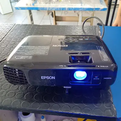 Proyector De Imagen Marca Epson Sin Control Modelo H552a Lumenes 3.000 Usado En Buen Estado Acc Cable Hdmi
