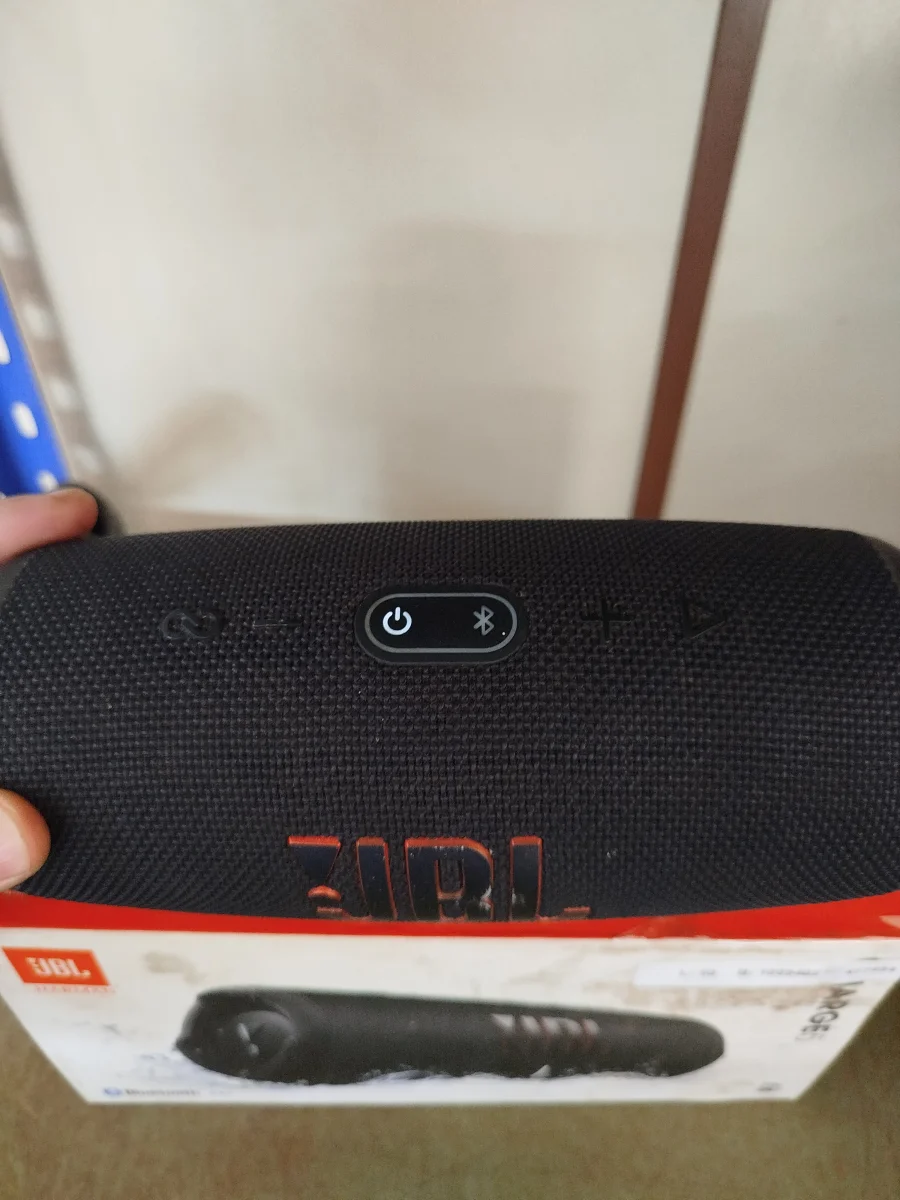 Foto 2 de Parlante Portatil Marca Jbl Modelo Charge 5 Usado En Buen Estado Con Caja Acc No Tiene
