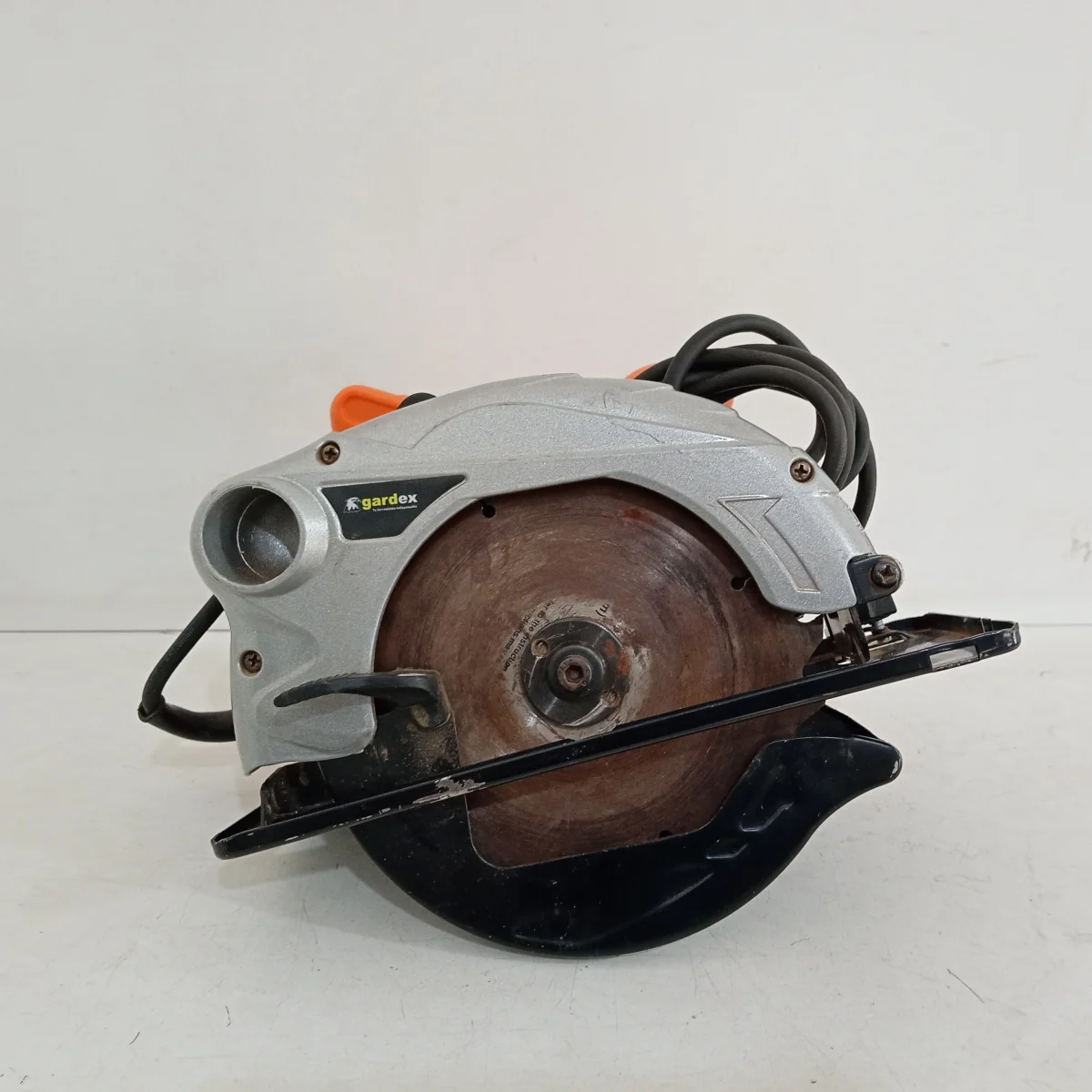 Foto 2 de Sierra Tipo Circular Marca Gardex Modelo Cs1856 Usado En Buen Estado Acc Con ¡disco Base Regulable