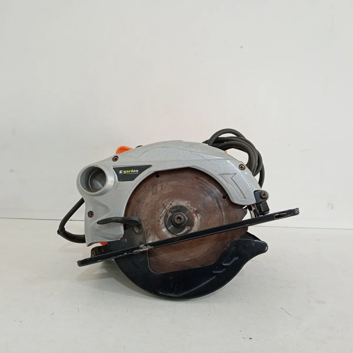 Foto 3 de Sierra Tipo Circular Marca Gardex Modelo Cs1856 Usado En Buen Estado Acc Con ¡disco Base Regulable