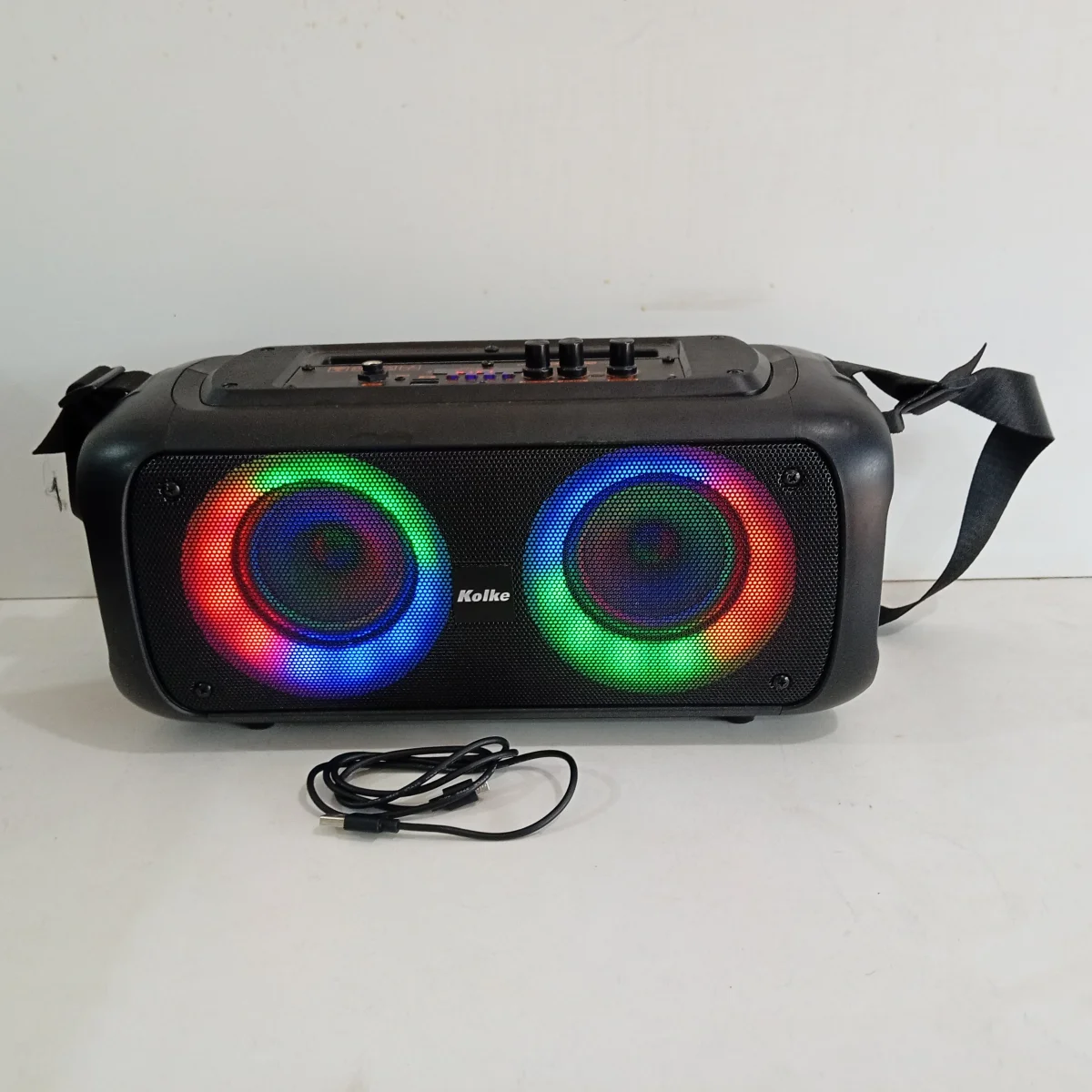 Parlante Portatil Marca Kolke Modelo Party Go Kpb-542 Usado En Buen Estado Con Usb Negro Acc Colgante
