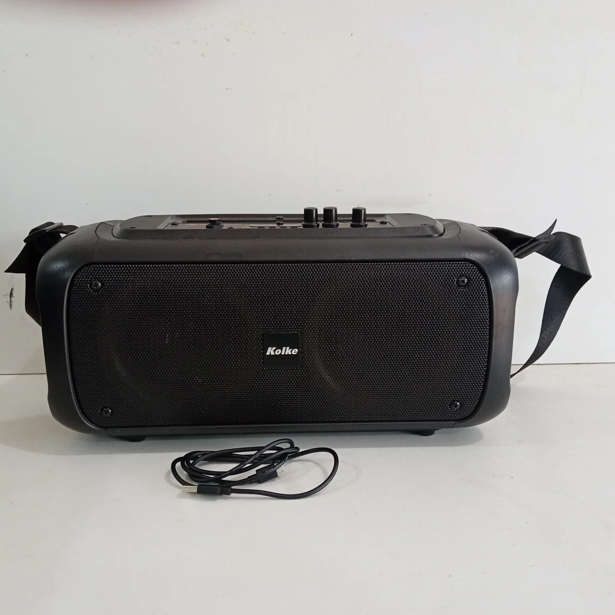 Foto 2 de Parlante Portatil Marca Kolke Modelo Party Go Kpb-542 Usado En Buen Estado Con Usb Negro Acc Colgante