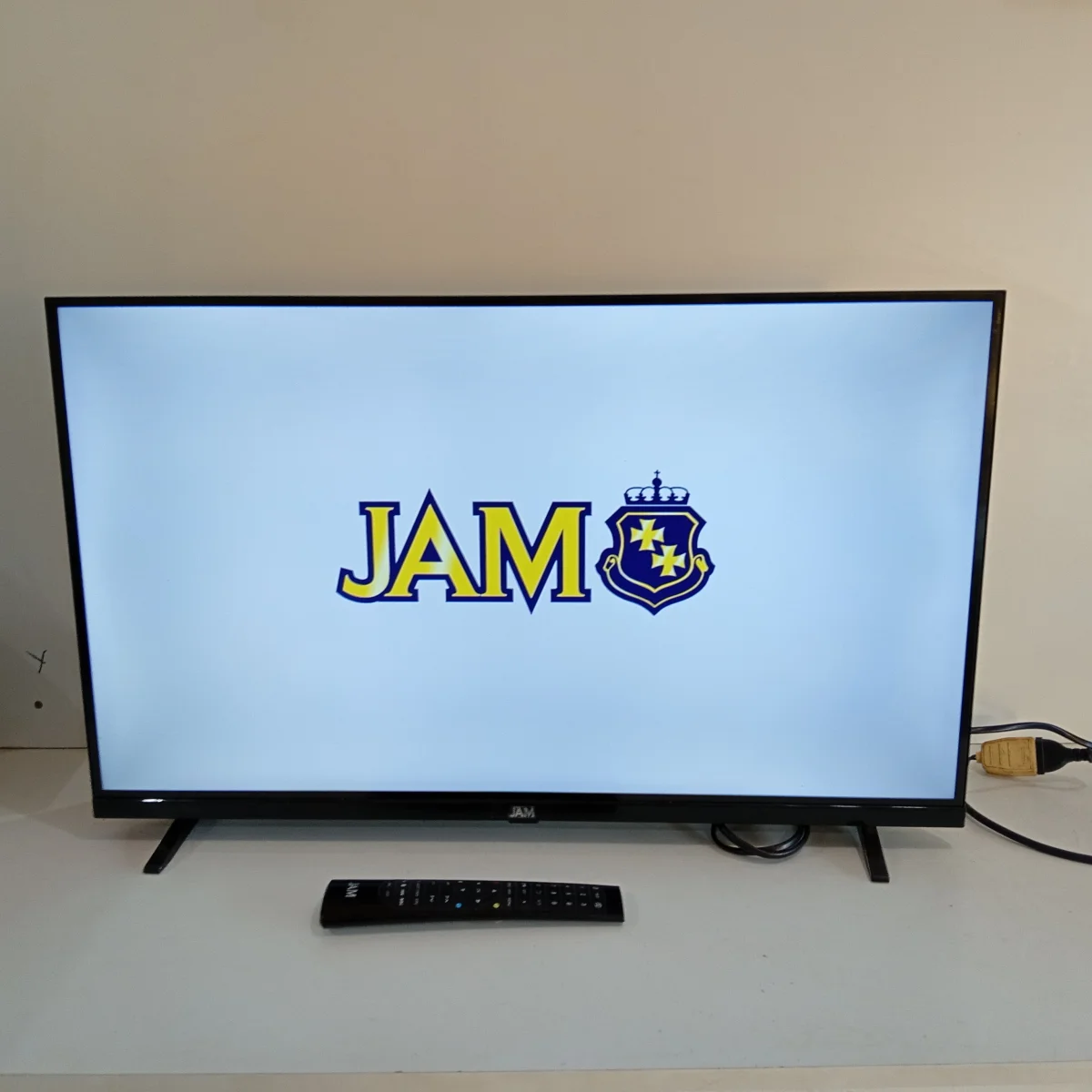 Televisor Led Smart De 32 '' Marca Jam Modelo Ultraslim-32gf Con Control Usado En Buen Estado Acc 2 Patitas