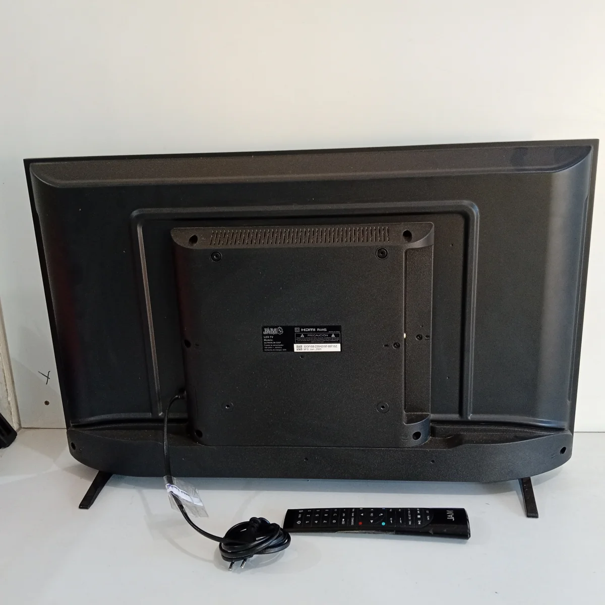 Foto 2 de Televisor Led Smart De 32 '' Marca Jam Modelo Ultraslim-32gf Con Control Usado En Buen Estado Acc 2 Patitas