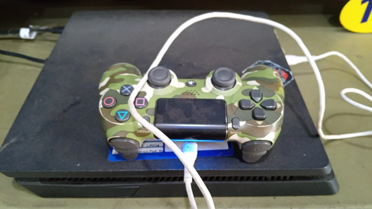 Juego Electronico Ps4 Marca Sony Modelo Cuh-2215b Disco Duro 1.000 Gb Con Control Sin Caja Usado En Buen Estado Acc Cable Power