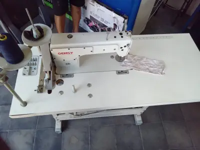 Maquina De Coser Industrial Tipo Recta Marca Gemsy Modelo Gem8900 Usado En Buen Estado Acc: Porta HiloUn Hilo