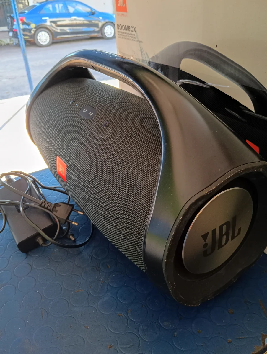 Foto 2 de Speaker Potencia Watts No Tiene Marca Jbl Sin Control Modelo Boombox Con Caja Acc Cargador Original