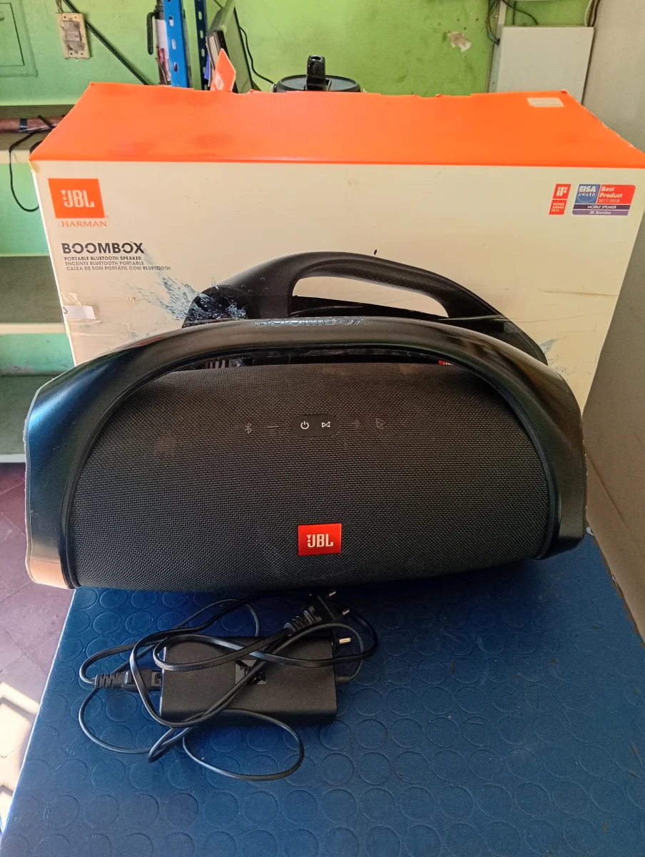 Foto 3 de Speaker Potencia Watts No Tiene Marca Jbl Sin Control Modelo Boombox Con Caja Acc Cargador Original