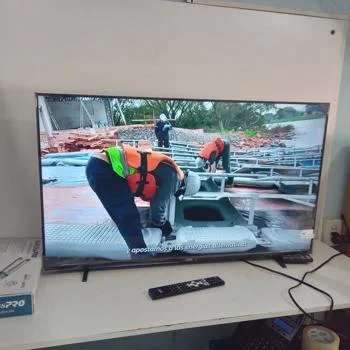Televisor Led Smart De 43 '' Marca Jam Modelo Ultrasgtm-43gfs Con Control Usado En Buen Estado Acc Dos Patitas