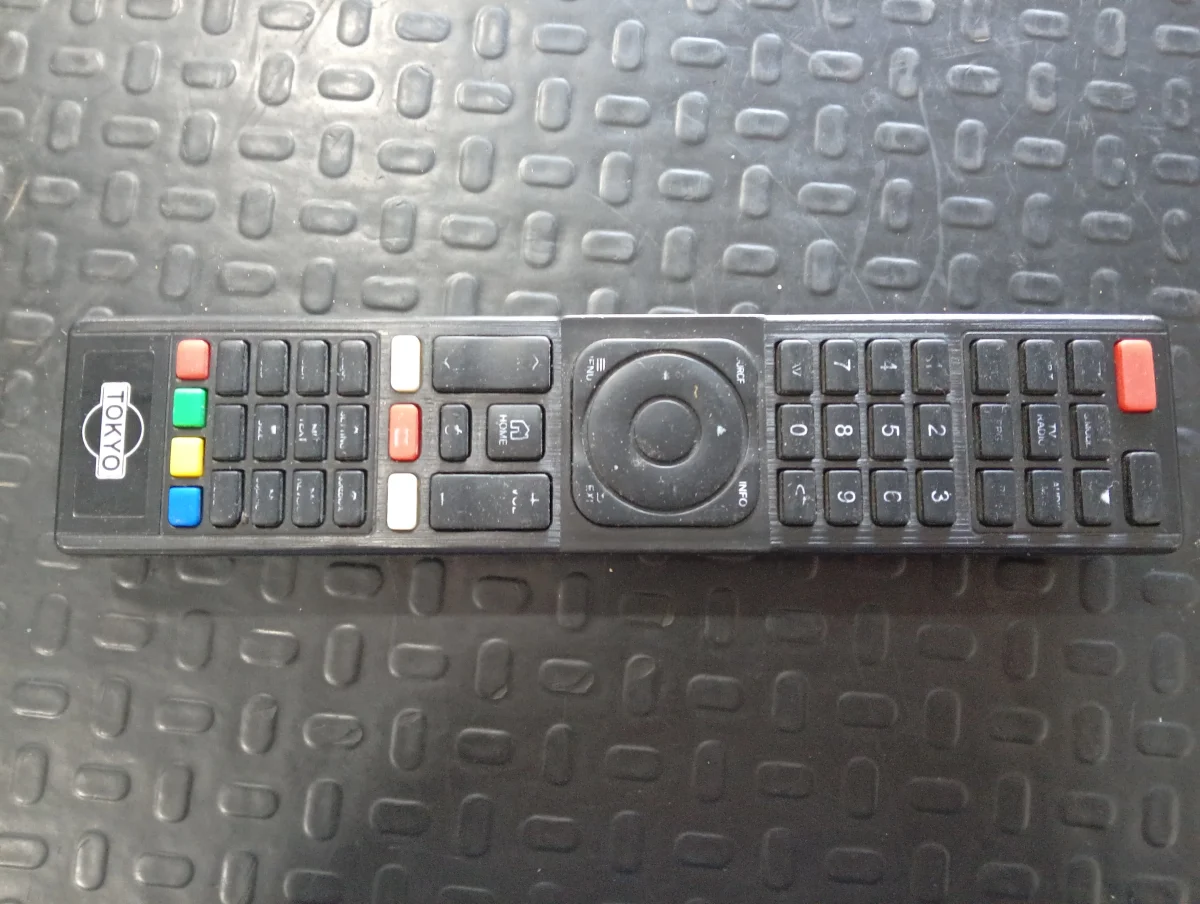 Foto 2 de Televisor Led Smart De 32 '' Marca Tokyo Modelo Tvtokhf32sm Con Control Usado En Buen Estado Acc Par De Patitas