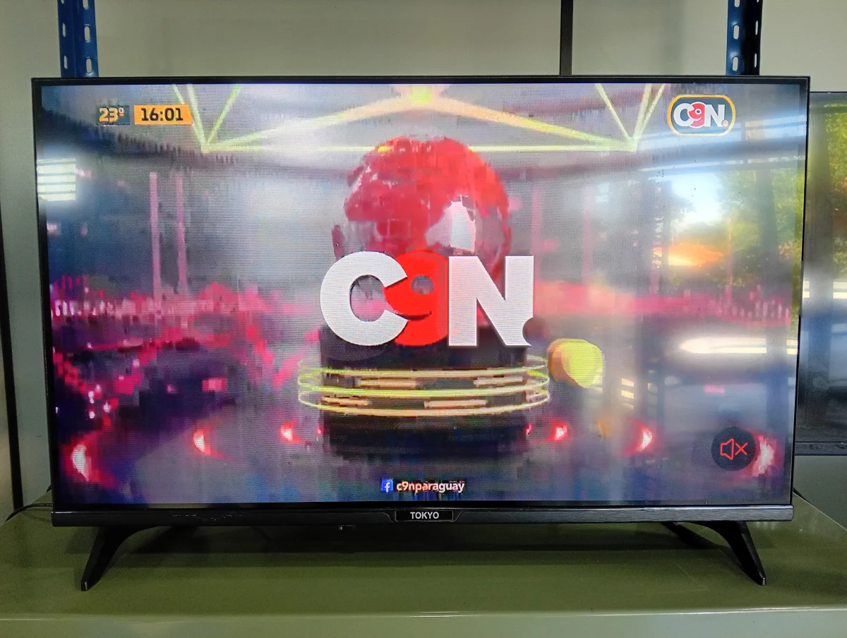 Foto 3 de Televisor Led Smart De 32 '' Marca Tokyo Modelo Tvtokhf32sm Con Control Usado En Buen Estado Acc Par De Patitas