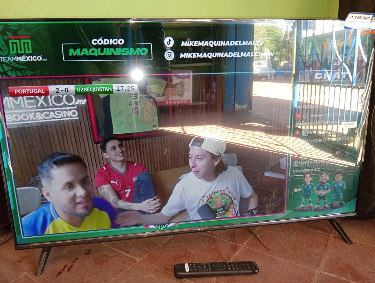 Foto 3 de Televisor Led Smart De 43 '' Marca Tcl Modelo 43s4500a Con Control Usado En Buen Estado Acc Patitas