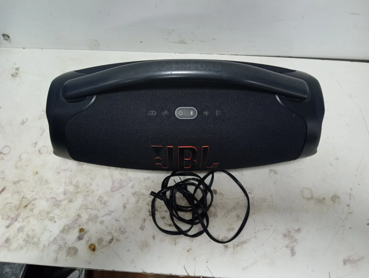 Foto 2 de Parlante Portatil Marca Jbl Modelo Boombox Nro Usado En Buen Estado Con Cable Power Acc No Tiene